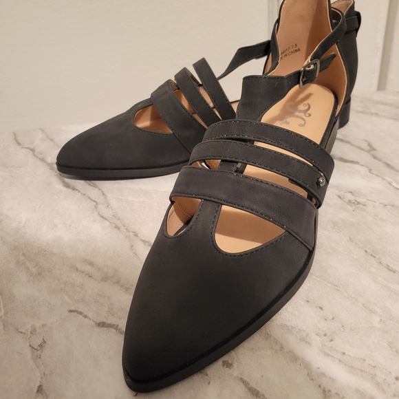 Cutout Flats - Picture 4 of 5